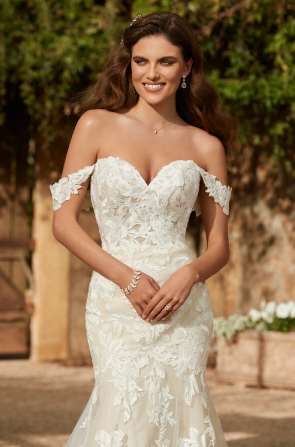 Gaun dengan potongan off-shoulder yang seksi